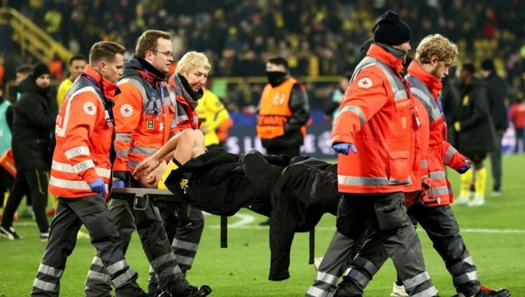 Borussia Dortmund confirma lesión en tobillo de Scholotterbeck