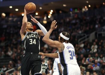 Milwaukee derrota a Orlando y clasifica a semifinales de la Copa de la NBA