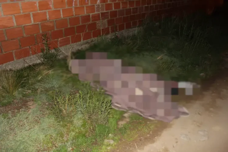 El cuerpo fue abandonado en una calle