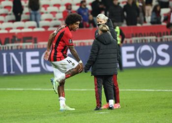 Defensa brasileño Dante (Niza) se operará el martes de la rodilla