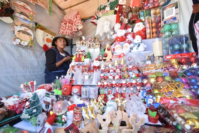 Feriantes instalan la preferia navideña en la avenida Simón Bolívar, en La Paz.