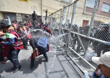 Policía gasifica a Ponchos Rojos que intentan tomar la sede de la Federación Tupac Katari