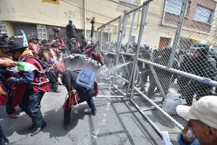 Policía gasifica a Ponchos Rojos que intentan tomar la sede de la Federación Tupac Katari