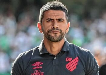 Tras descender, Paranaense de Brasil anuncia salida del DT Lucho González