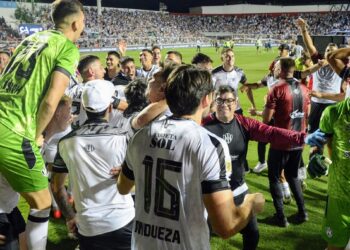 Incidentes entre jugadores e hinchas de Vélez tras derrota en la Copa Argentina