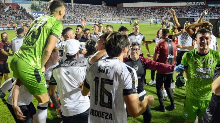 Incidentes entre jugadores e hinchas de Vélez tras derrota en la Copa Argentina