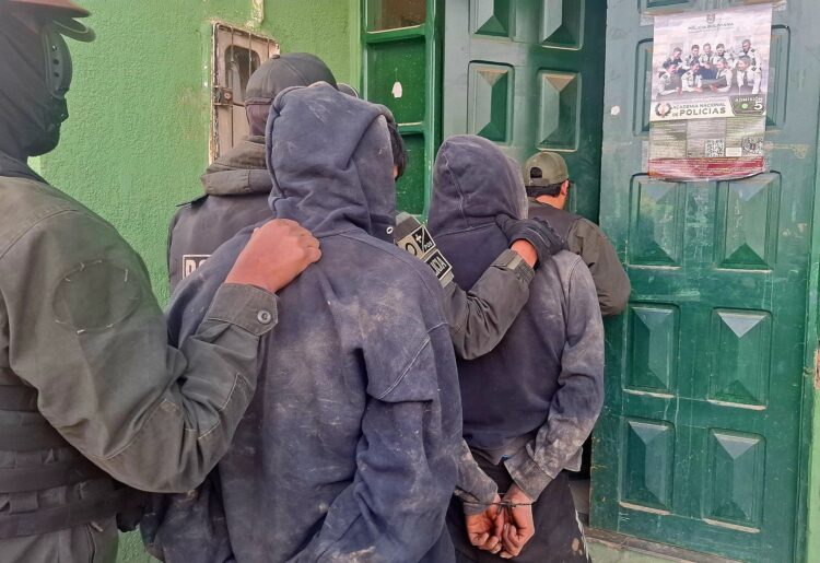 Policía aprehende a 32 ‘jukus’ tras el asesinato de un minero y decomisan mineral robado