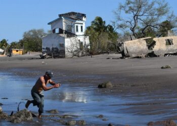 Cedeño y otros pueblos costeros de Honduras han vivido los estragos del cambio climático con el aumento del nivel del océano Pacífico. Foto: AFP.