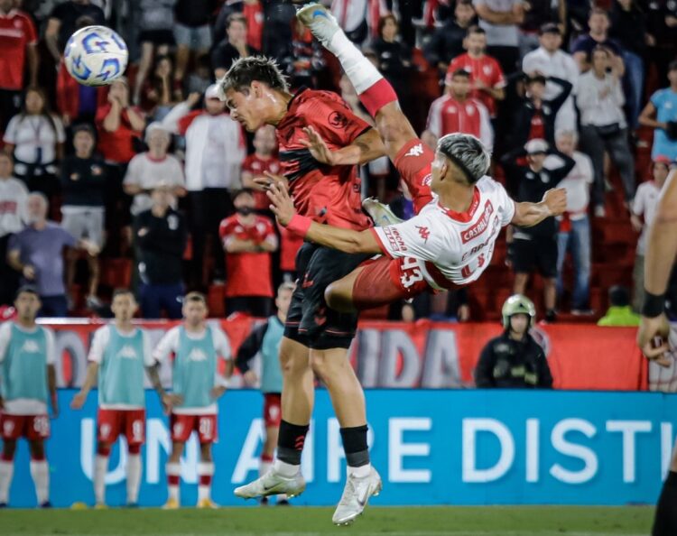 Huracán gana y se suma a Vélez y Talleres en la lucha por el título de la Liga argentina