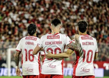 Huracán golea y alcanza a Vélez en lo más alto de la Liga argentina