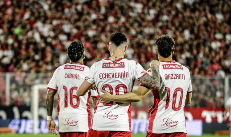Huracán golea y alcanza a Vélez en lo más alto de la Liga argentina