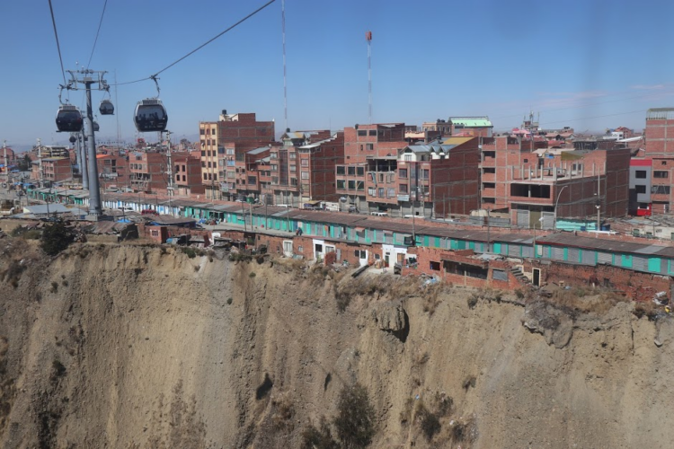 Las casetas de los amautas al borde del precipicio.