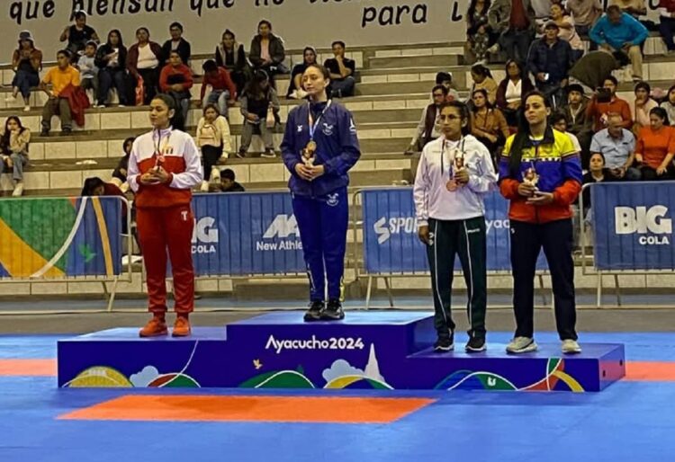 Karateca boliviana Renata Nieto gana bronce en los Juegos Bolivarianos del Bicentenario