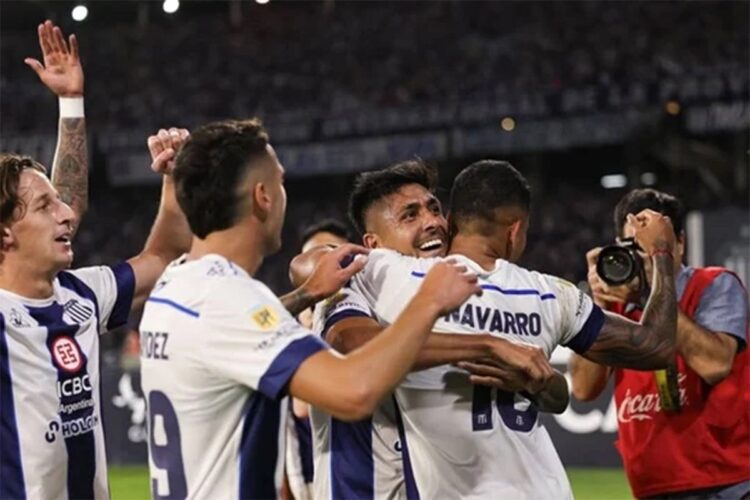 Talleres persigue a Vélez en el torneo argentino con gol de venezolano Navarro
