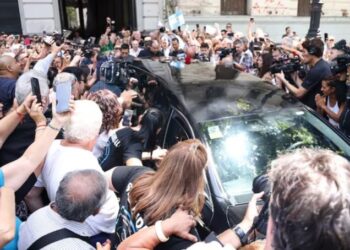 Familia, colegas y admiradores despiden a Lanata