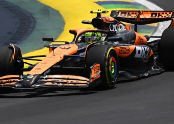 Norris domina ensayo del GP de Sao Paulo, con Verstappen sancionado y rezagado