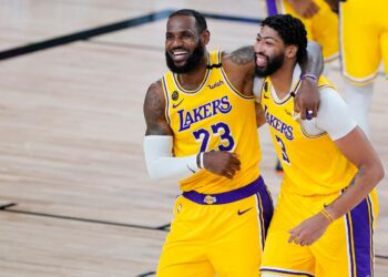 Davis y LeBron James, ofensiva imparable de Lakers ante Raptors en la NBA