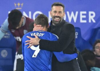 Van Nistelrooy debuta en banquillo del Leicester con victoria 3-1 contra West Ham