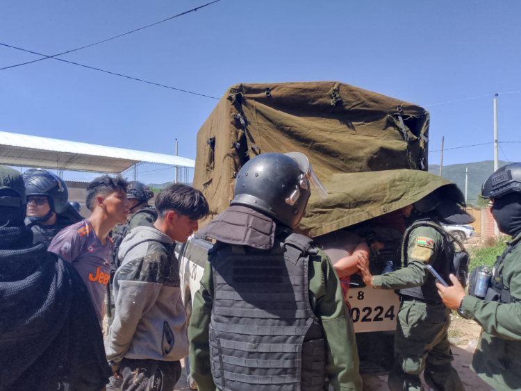 Del Castillo informa de unos 10 aprehendidos y el hallazgo de bombas molotov en Mairana