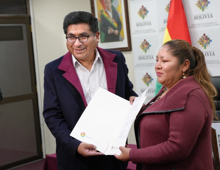 Posesionan a Ana Flores como nueva viceministra de la Micro y Pequeña Empresa