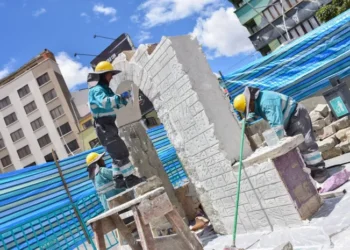 Obreros municipales comienzan el armado del pesebre navideño.