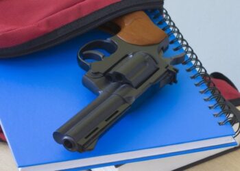 Mostró el arma a su maestra