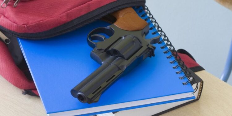 Mostró el arma a su maestra