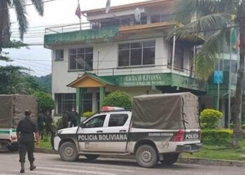 policías