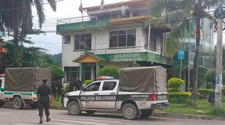 policías