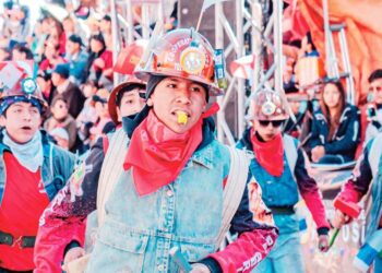 Varias comparsas interpretaron la danza que causa furor en Bolivia.