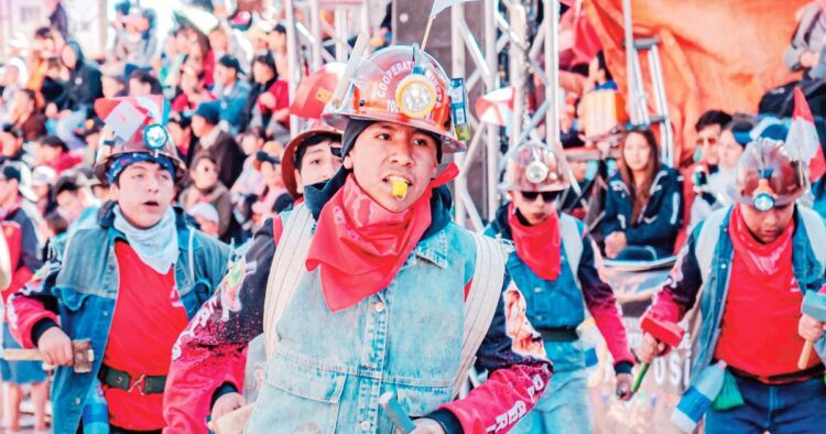 Varias comparsas interpretaron la danza que causa furor en Bolivia.