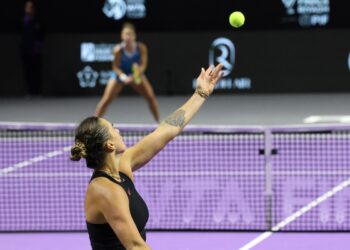 Sabalenka pasa a semifinales del Masters femenino, Rybakina eliminada