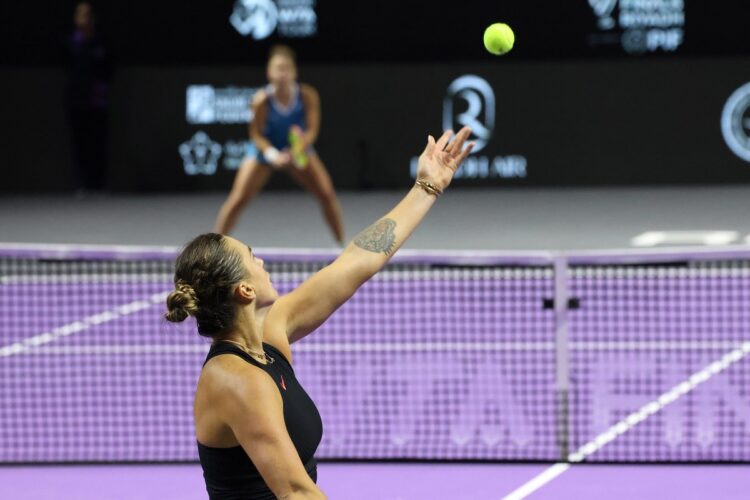 Sabalenka pasa a semifinales del Masters femenino, Rybakina eliminada