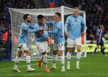 Manchester City se reencuentra con la victoria, Liverpool no cede