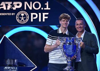 Sinner recibe el trofeo de N.1 mundial del tenis masculino