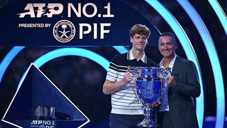 Sinner recibe el trofeo de N.1 mundial del tenis masculino