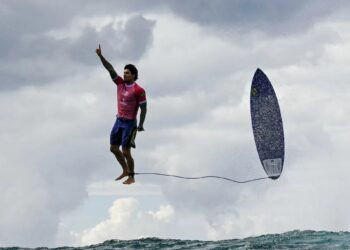 El surfista Gabriel Medina levita en una icónica foto AFP de París-2024