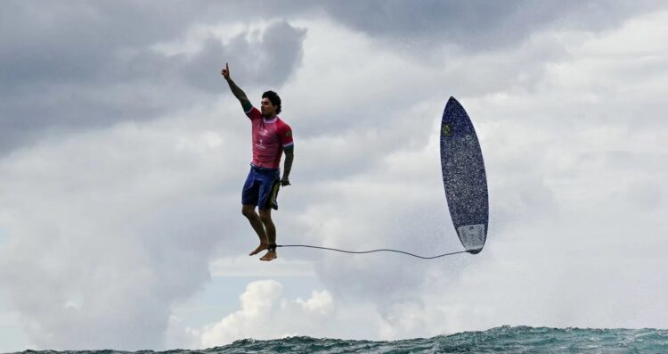 El surfista Gabriel Medina levita en una icónica foto AFP de París-2024