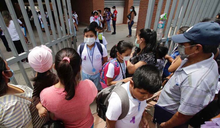 Educación de Santa Cruz instruye tolerancia para escolares, ante la falta de transporte público.