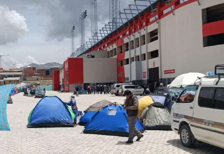 Hinchas duermen tres días, soportan lluvia y adquieren entradas para Bolivia-Paraguay