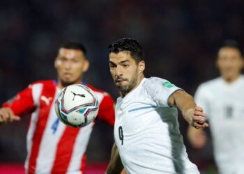 Uruguay recibe a un urgido Paraguay en duelo de premundial con adiós de Suárez