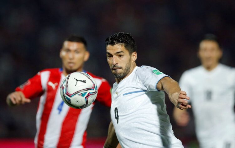 Uruguay recibe a un urgido Paraguay en duelo de premundial con adiós de Suárez