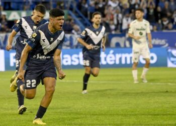 Vélez vuelve al triunfo y retoma ventaja en la Liga argentina; triunfo de Boca