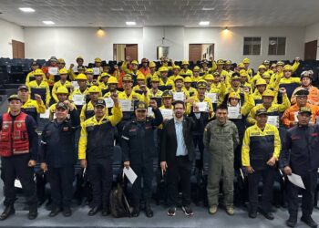 Reconocen a bomberos venezolanos por su colaboración para combatir incendios en el país