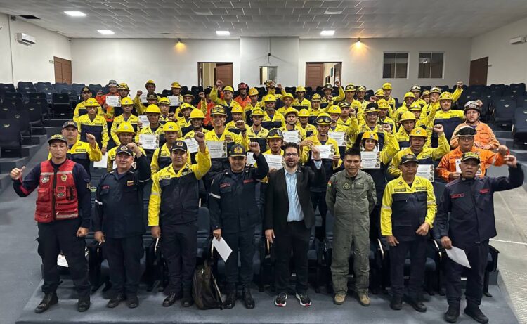 Reconocen a bomberos venezolanos por su colaboración para combatir incendios en el país