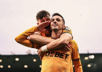 El Wolverhampton logra su primer triunfo del curso con goles de Sarabia y Cunha