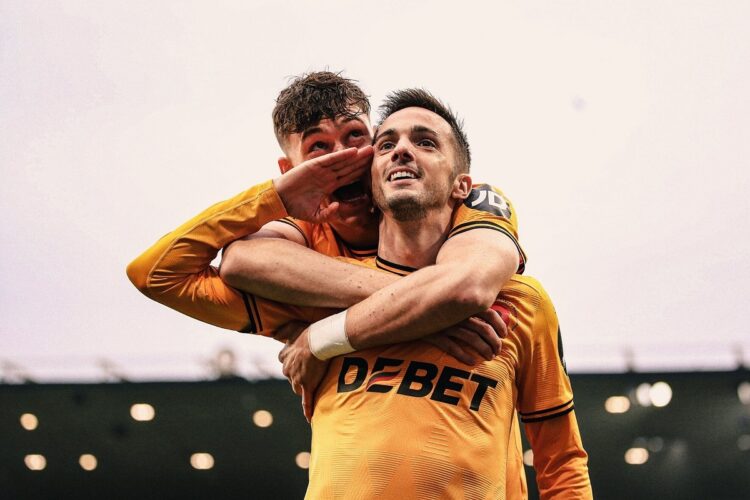 El Wolverhampton logra su primer triunfo del curso con goles de Sarabia y Cunha