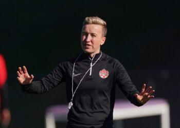 Seleccionadora de fútbol femenino de Canadá y dos asistentes cesadas por espionaje en París 2024