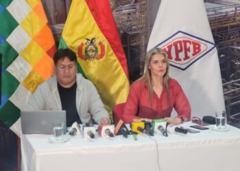 YPFB desmiente suspensión en la descarga de combustible en Arica