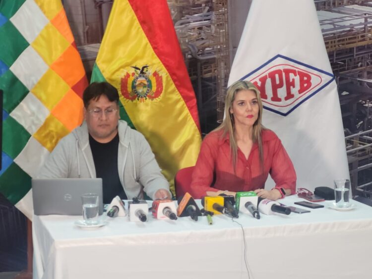 YPFB desmiente suspensión en la descarga de combustible en Arica